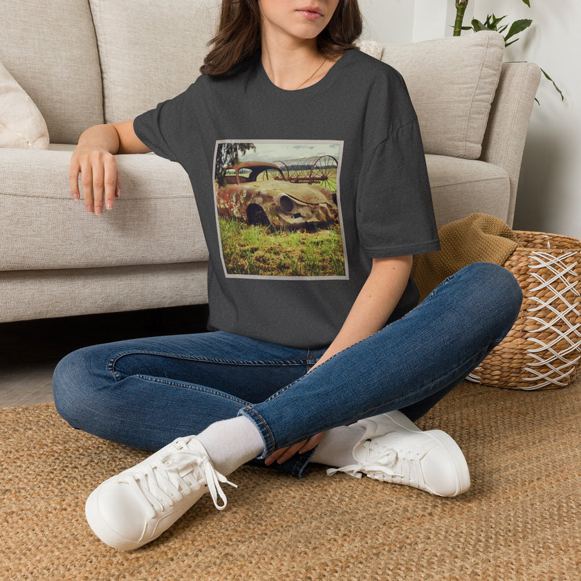 Vintage Rusted Car Photo Tee — Retro Abandoned Auto Graphic T-Shirt