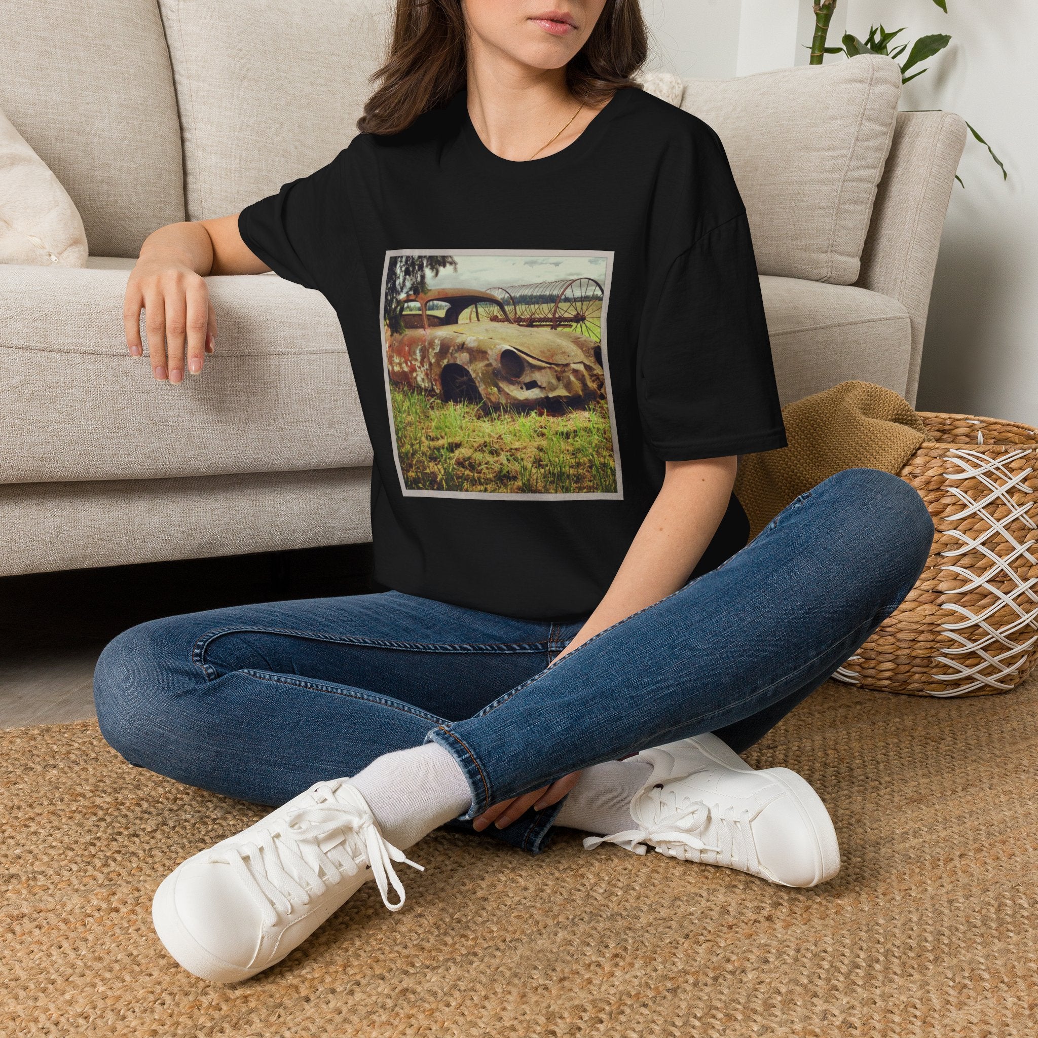 Vintage Rusted Car Photo Tee — Retro Abandoned Auto Graphic T-Shirt