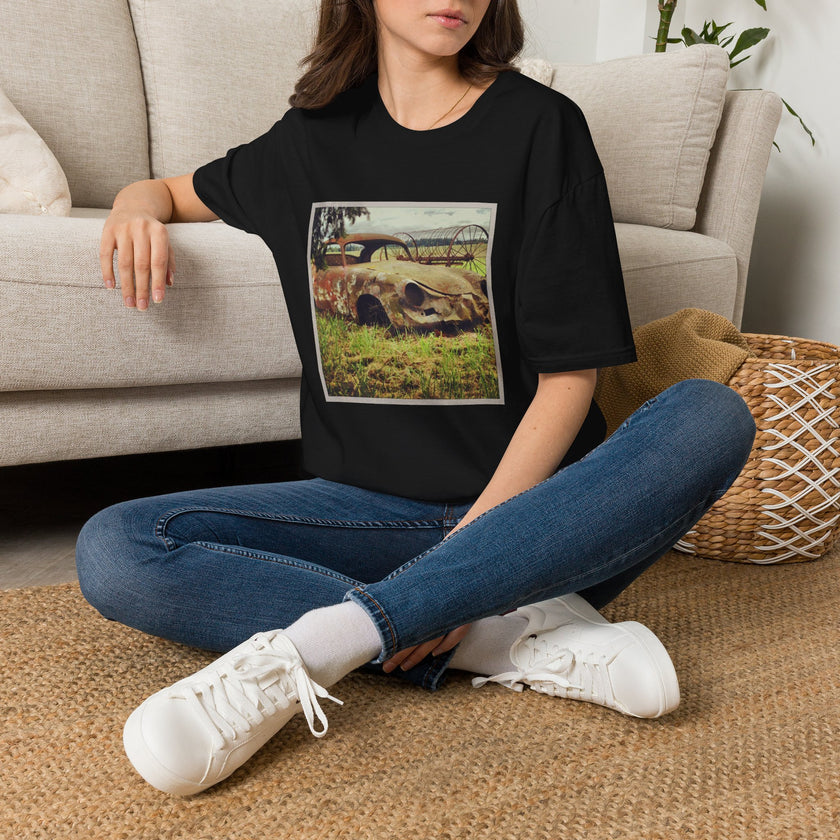 Vintage Rusted Car Photo Tee — Retro Abandoned Auto Graphic T-Shirt