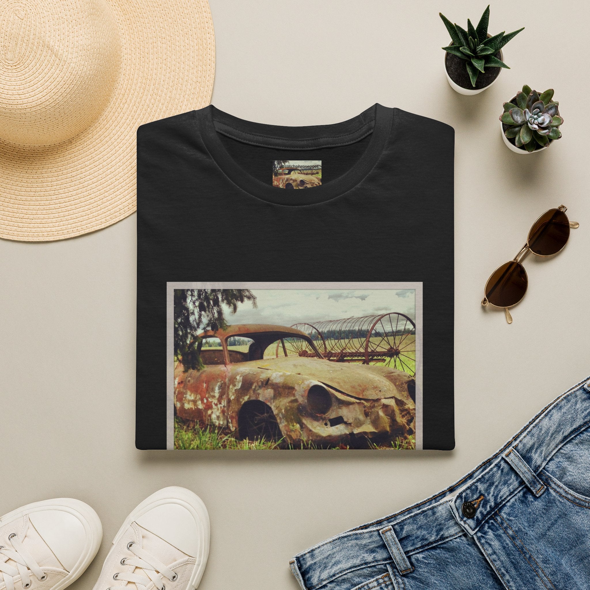 Vintage Rusted Car Photo Tee — Retro Abandoned Auto Graphic T-Shirt