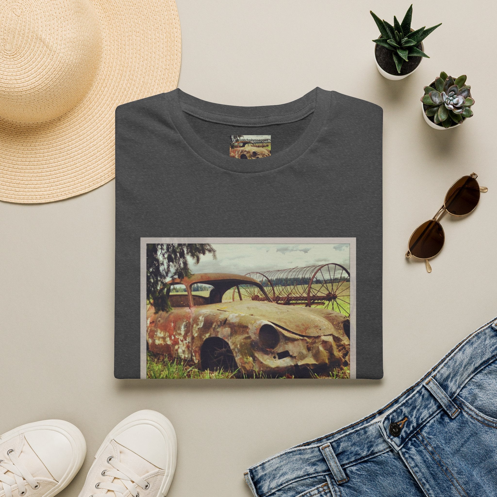 Vintage Rusted Car Photo Tee — Retro Abandoned Auto Graphic T-Shirt